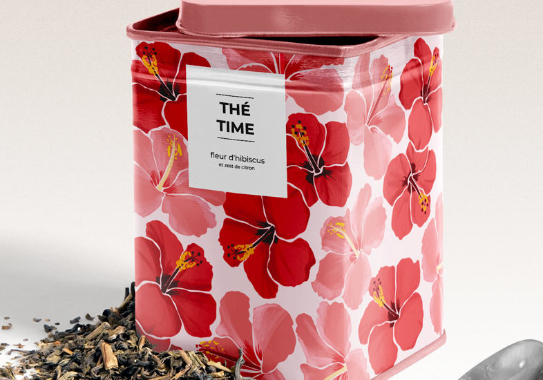 Packaging de thé illustré avec des fleurs d'hibiscus